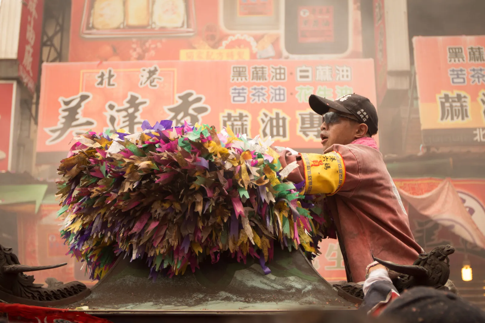 媽祖神轎上的三色轎錢(吳政賢 攝)