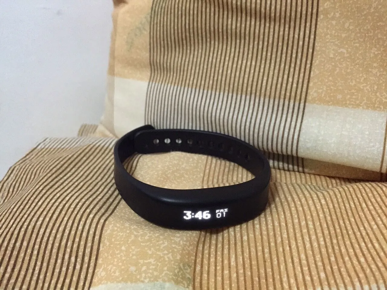 沒有心率感測器的第一代 vívosmart,其實戴起來很舒服喲