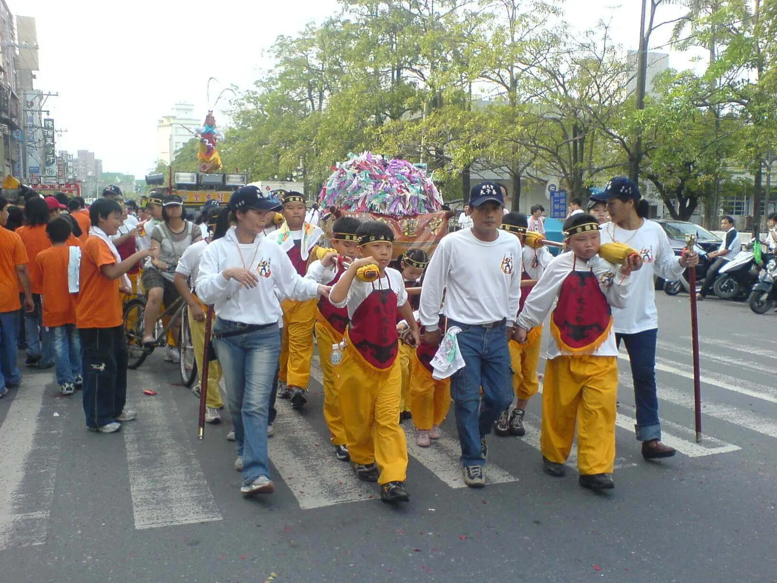 金垂髫太子爺神轎較小,適合小朋友抬(吳政賢 攝)