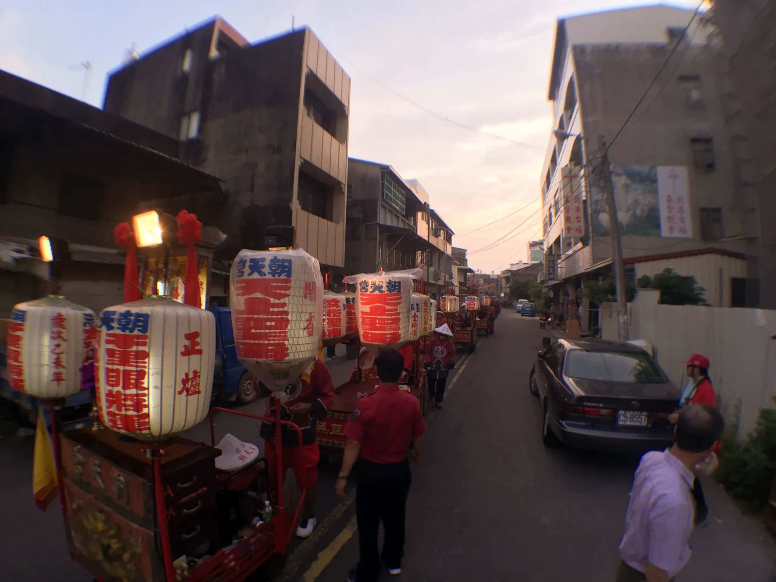 走在隊伍最前面的路關牌(吳政賢 攝)