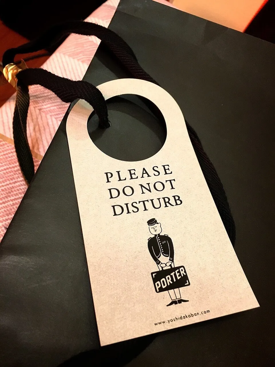提袋上還掛著 Porter 的標籤,上面還寫著 please do not disturb