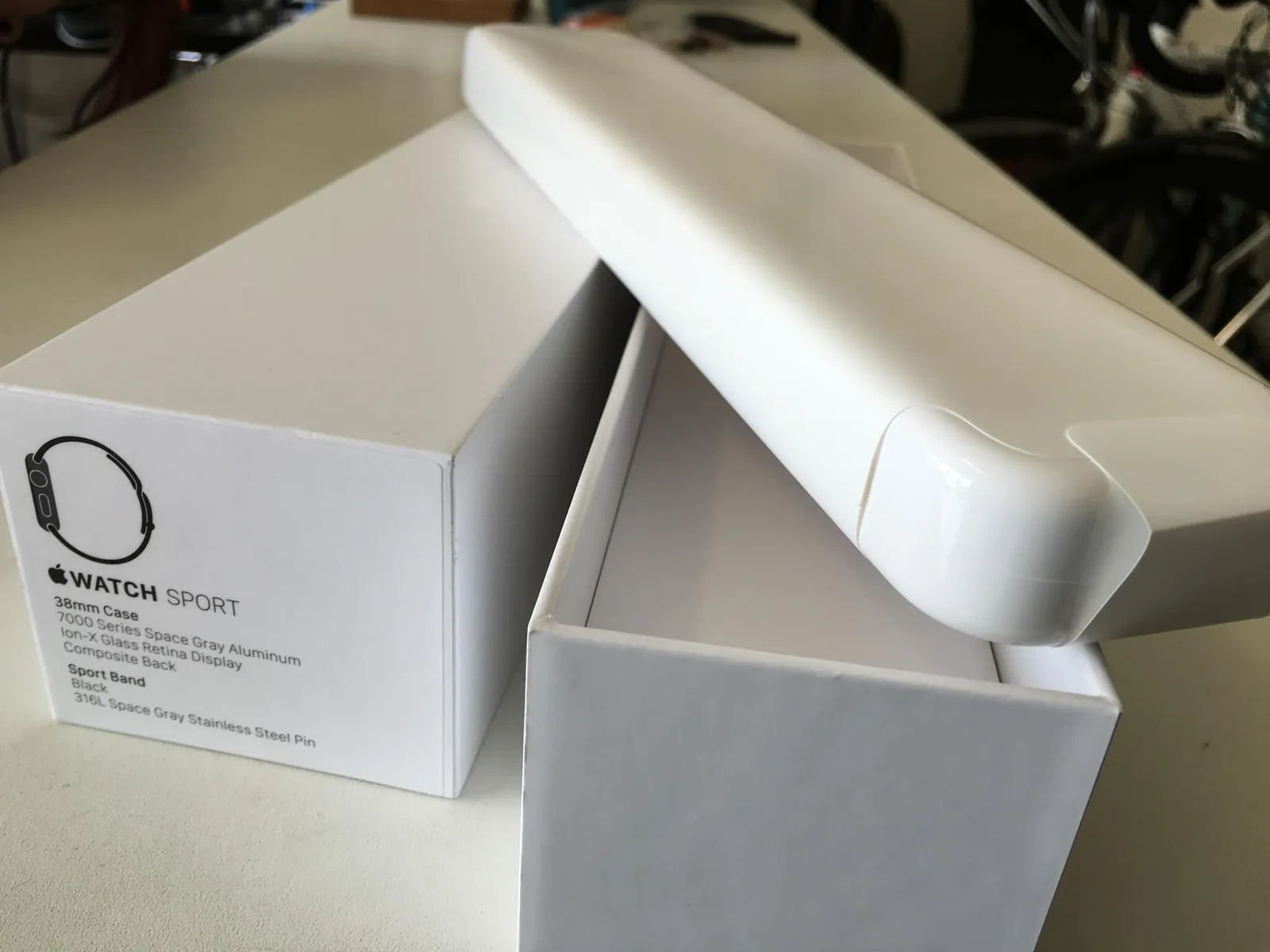 有別以往的 Apple Device,Sport Watch 倒是使用全白的包裝紙包著