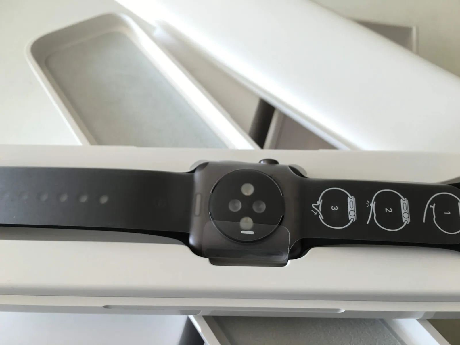 背面的 Apple Watch,可以看到心跳感測裝置