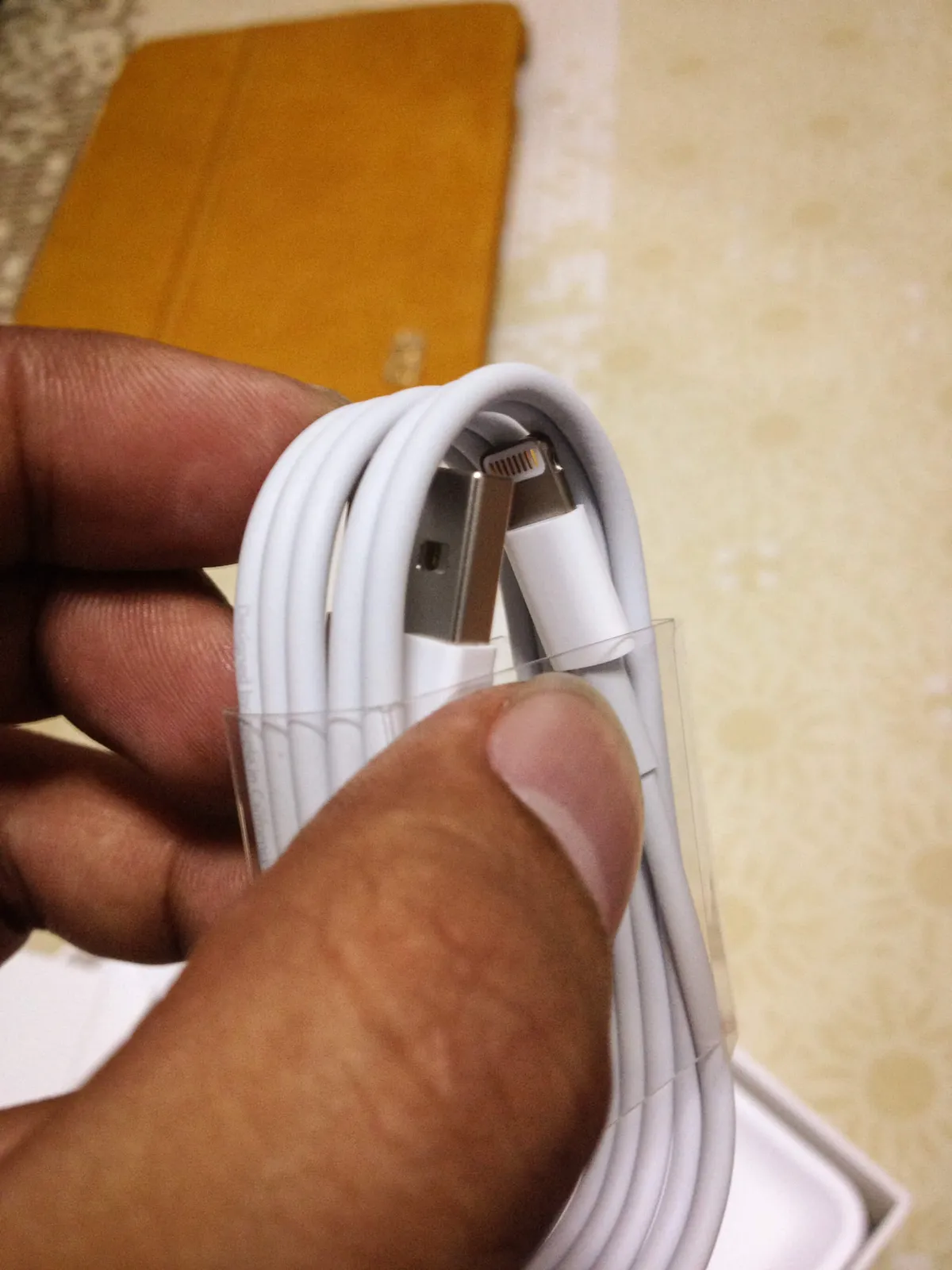 看到傳說中的 Lightning USB 傳輸線了,比我想像中的可愛許多耶