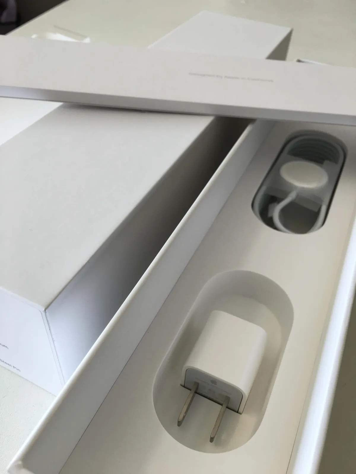 內盒裝以及配件,配件有白豆腐、說明書、磁吸式的 USB 充電線