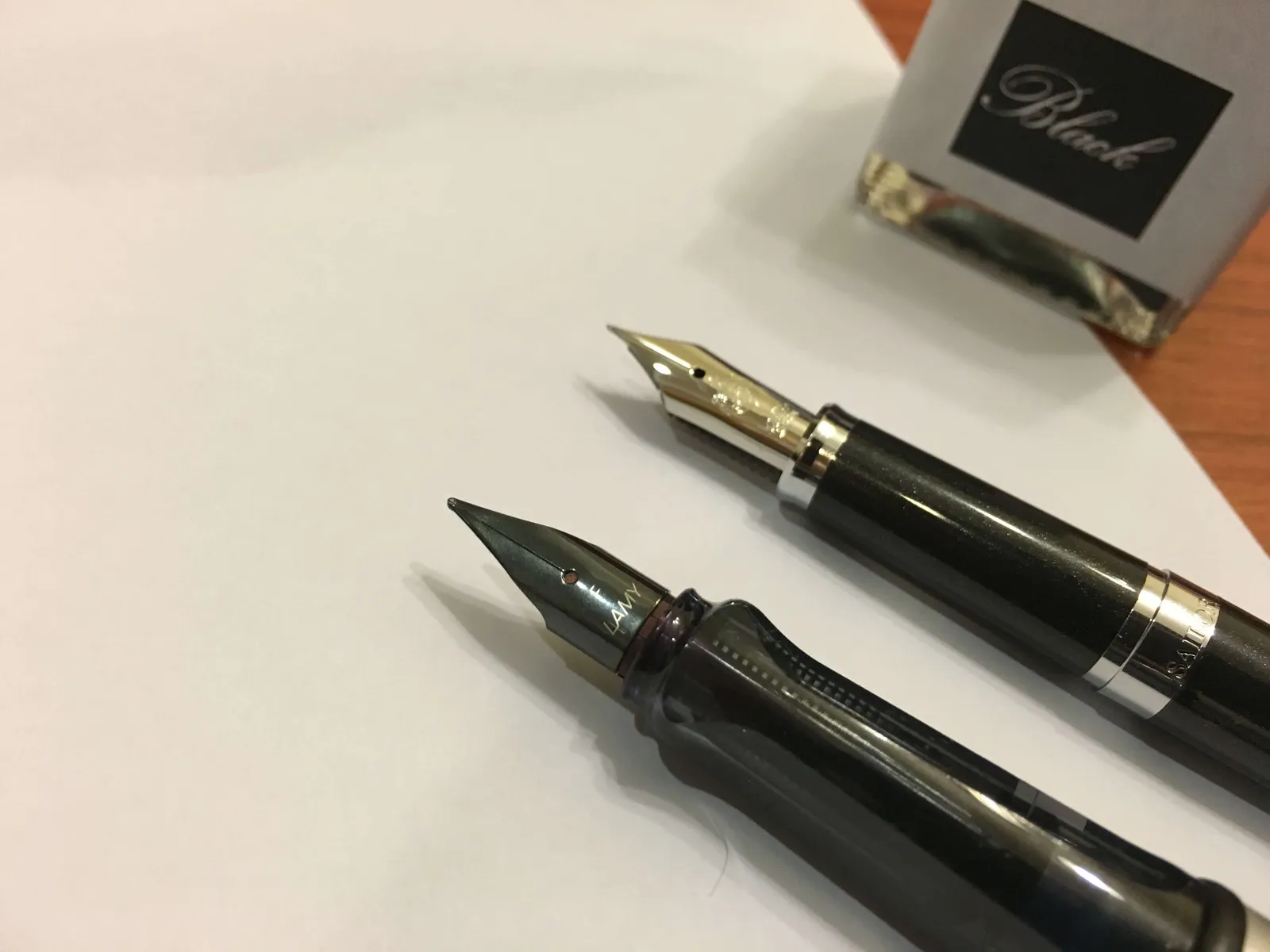 LAMY、SAILOR 筆尖,都是 F 尖,但是粗細卻不大一樣喔,主要是因為歐美、日本牌的關係