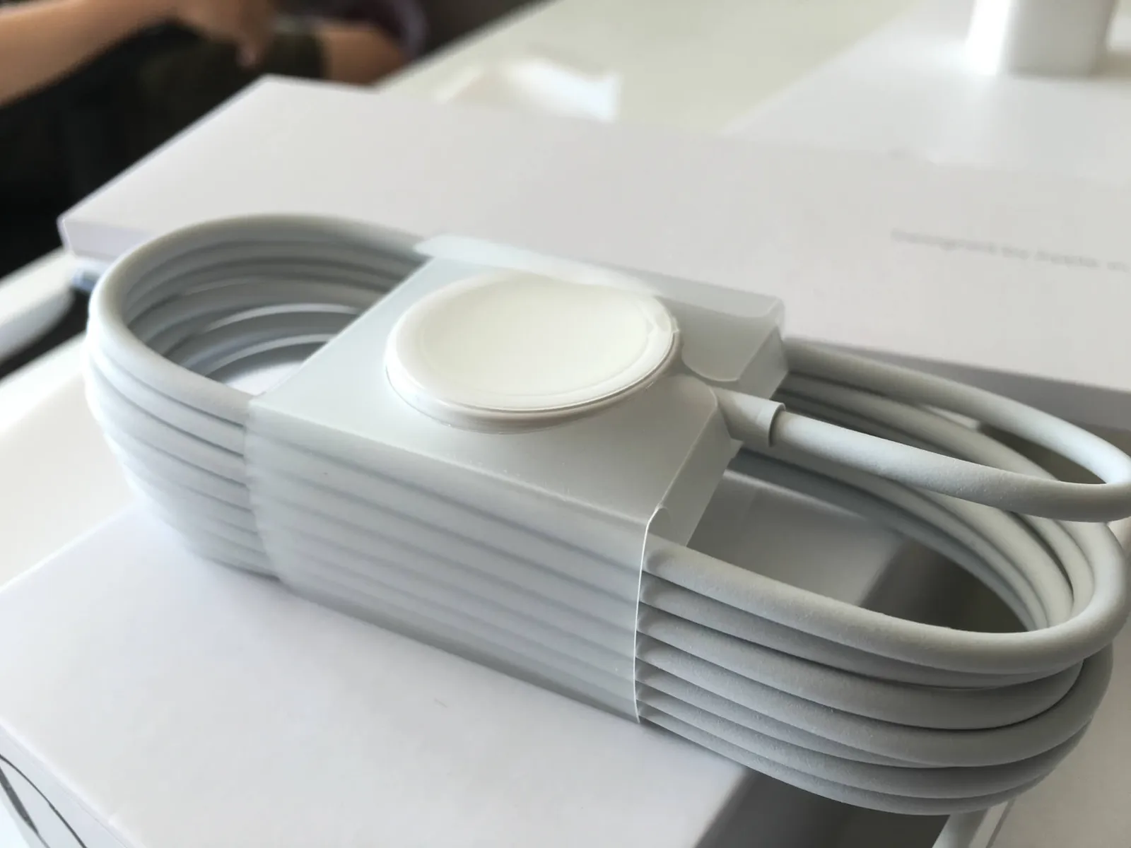 磁吸式的 USB 充電線倒是第一次使用,未做功課,所以完全不知道 Apple Watch 是使用這樣的充電方式,所以覺得蠻新穎的