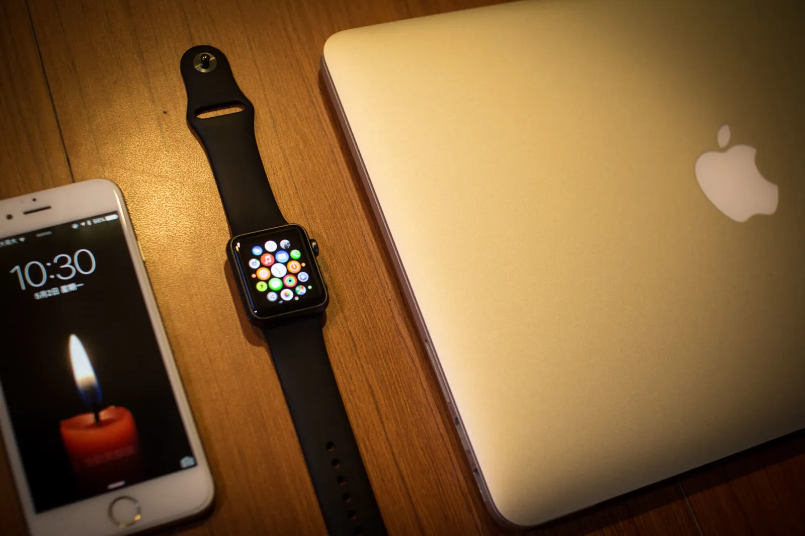 如此一來,繼 MacBook、iPad、iPhone 4s 後,又納入了 Apple Watch,我身旁都是蘋果了
